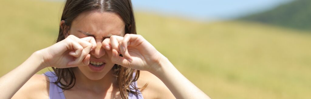 Chica con picor en los ojos